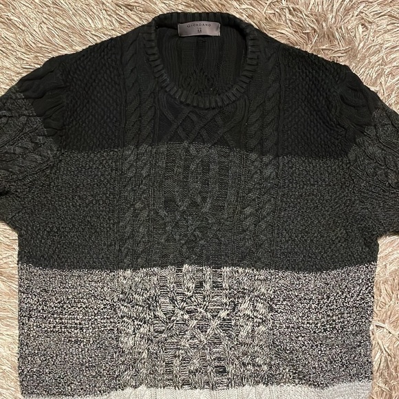 GIORDANO Long‎ Sleeve Gray and Black Sweater Size Medium - Picture 2 of 7
